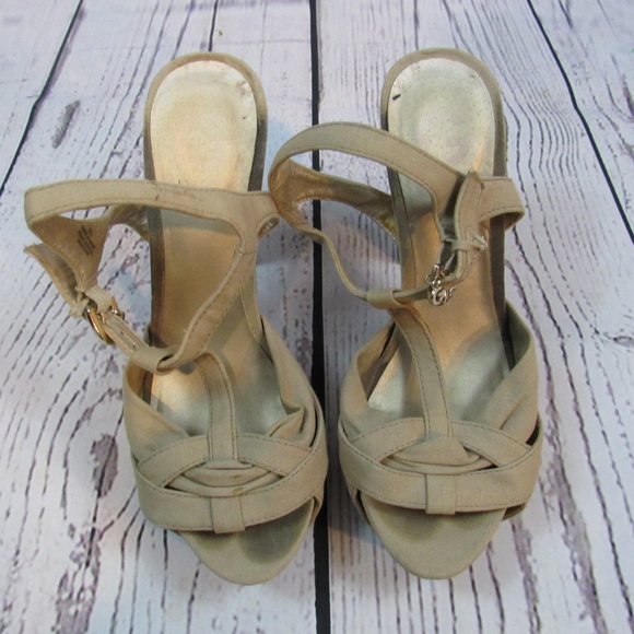 G by Guess tan fabric & cork t-strap sandals - Picture 2 of 7